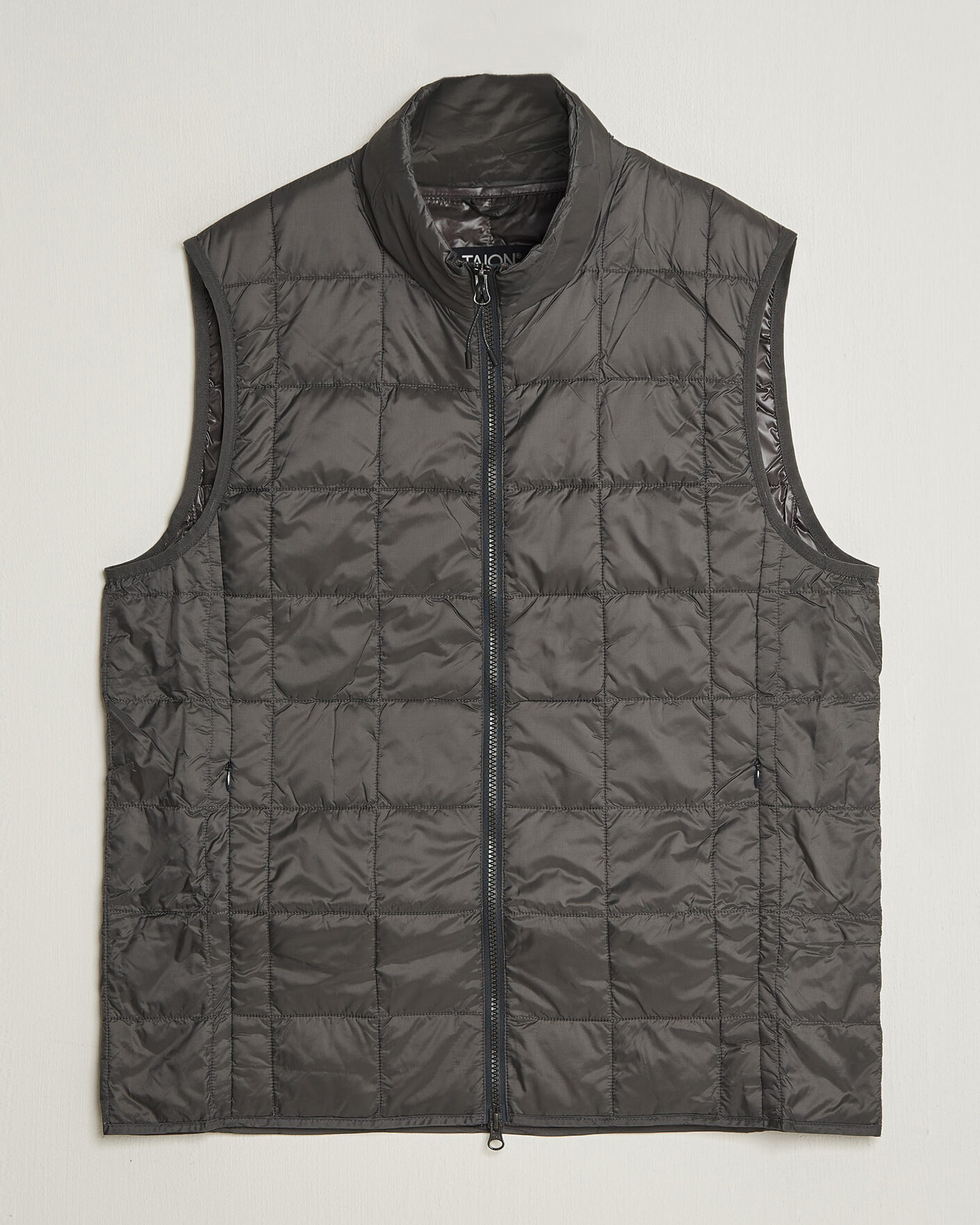 Herre | Vester | TAION | High Neck Full Zip Lightweight Down Vest Dark Grey