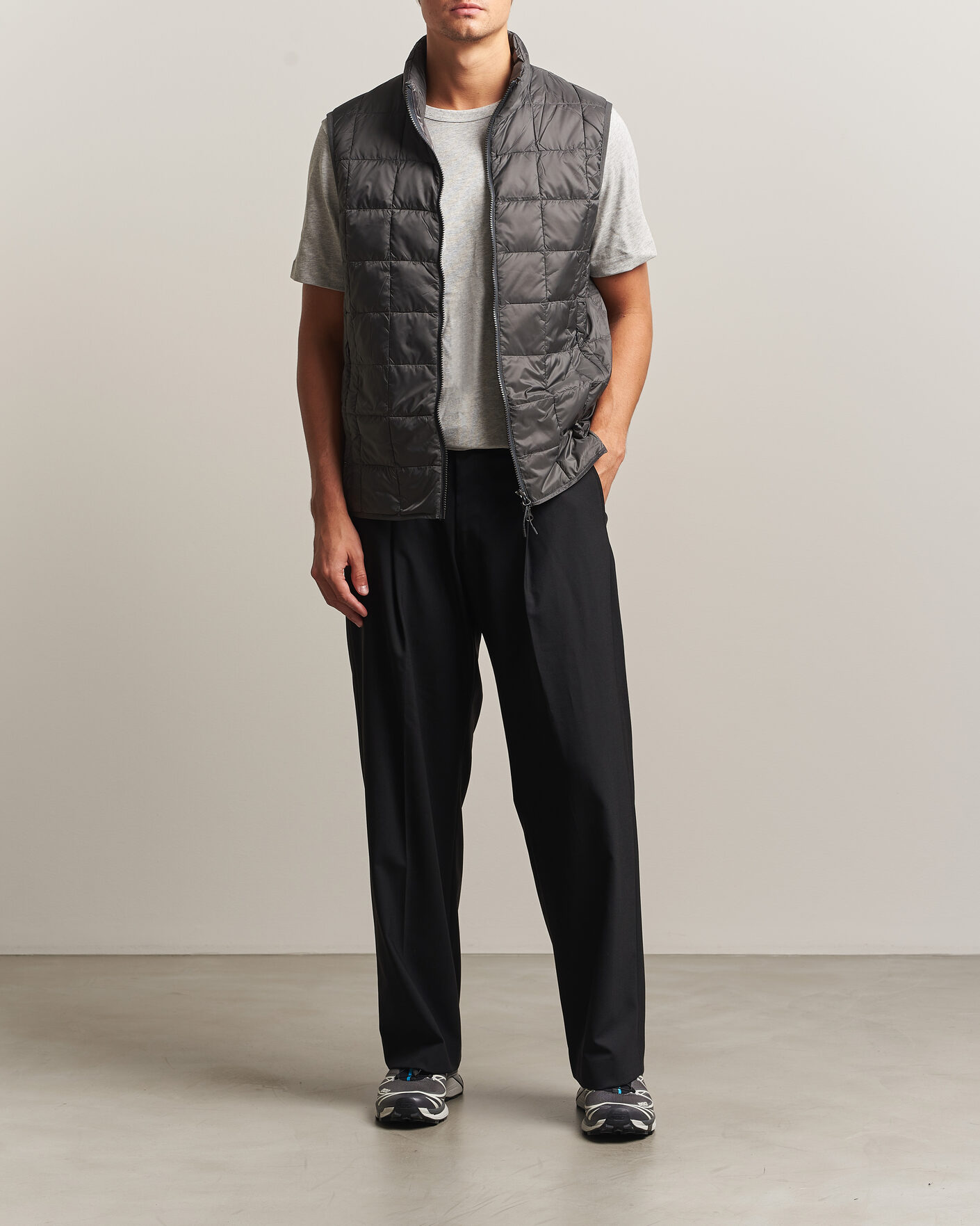 Herre | Vester | TAION | High Neck Full Zip Lightweight Down Vest Dark Grey
