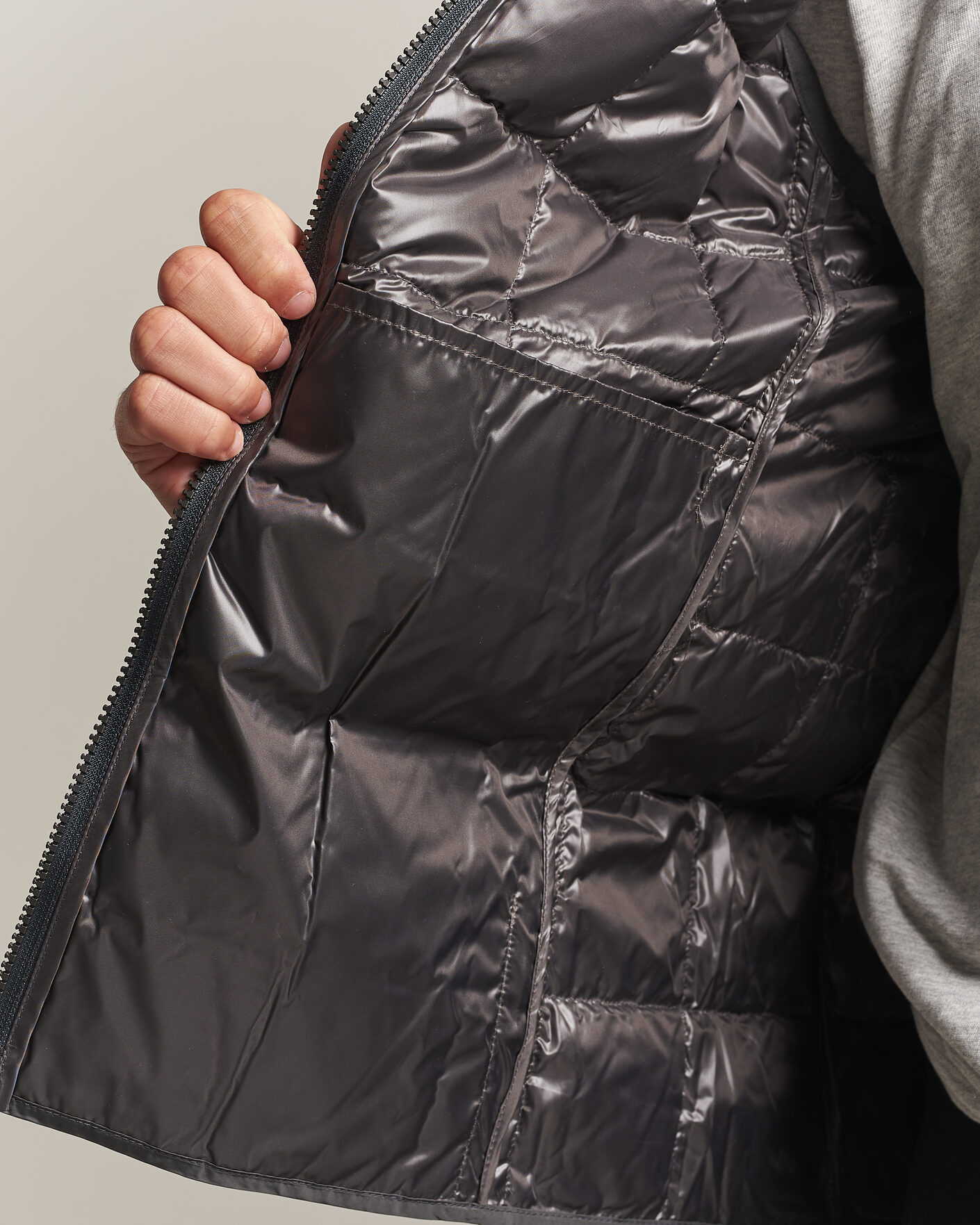 Herre | Vester | TAION | High Neck Full Zip Lightweight Down Vest Dark Grey