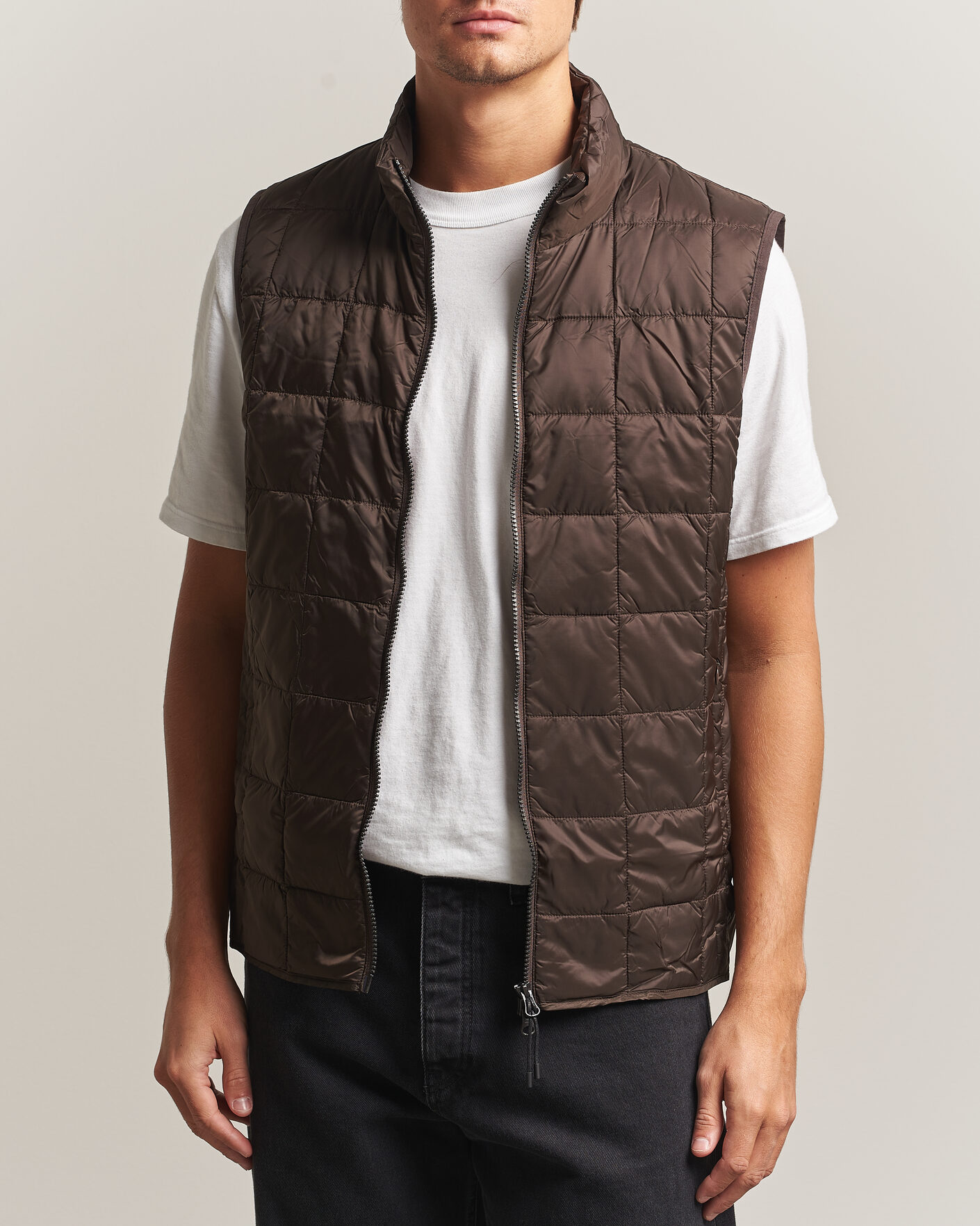 Herre | Vester | TAION | High Neck Full Zip Lightweight Down Vest Dark Choco