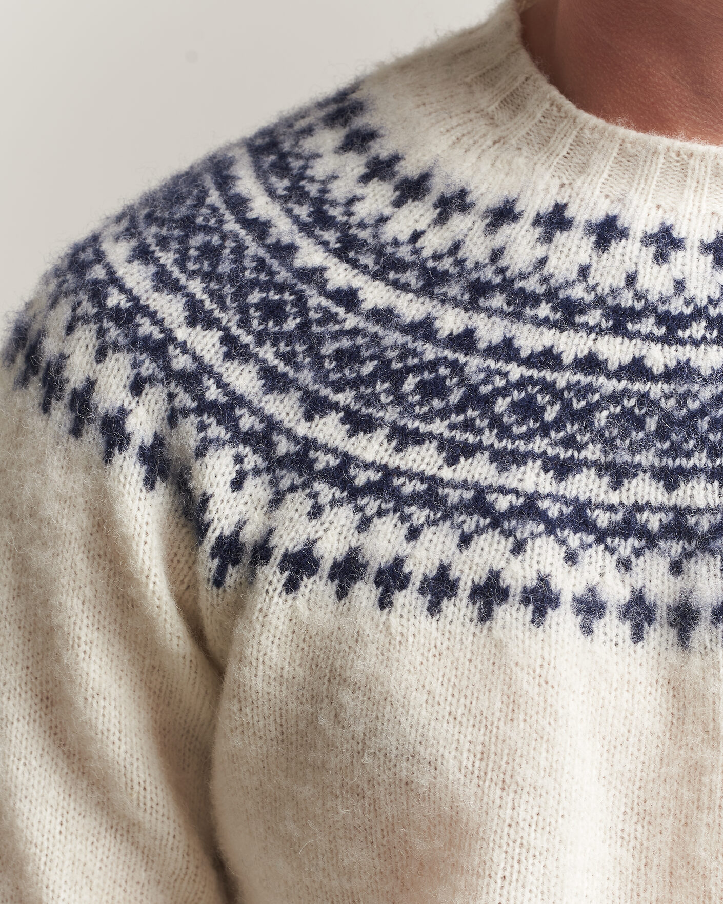 Herre | Gensere | Harley Of Scotland | Brushed Supersoft Lambswool Yolk Fairisle Snow White/Navy