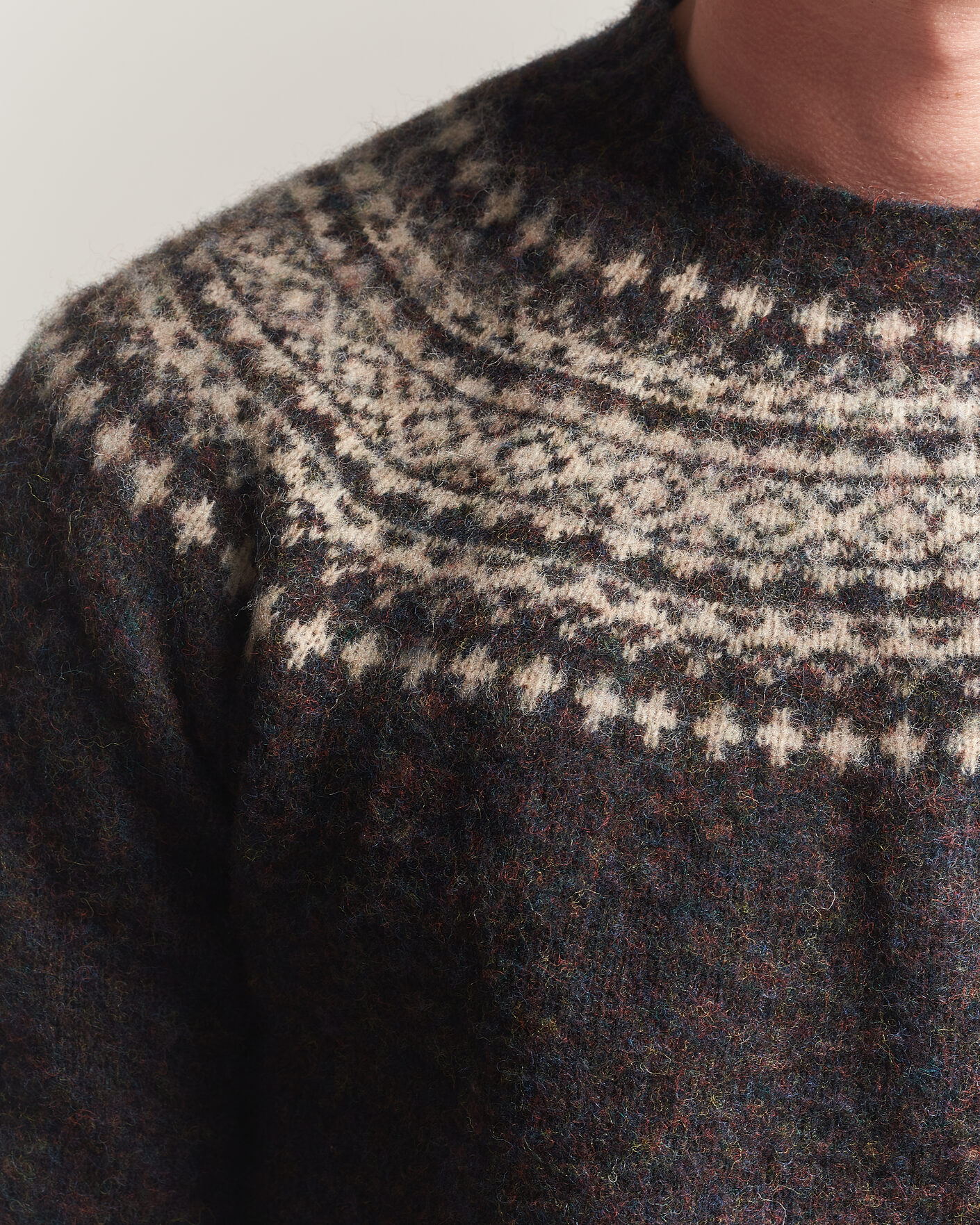 Herre | Gensere | Harley Of Scotland | Brushed Supersoft Lambswool Yolk Fairisle Volcano/Cameo