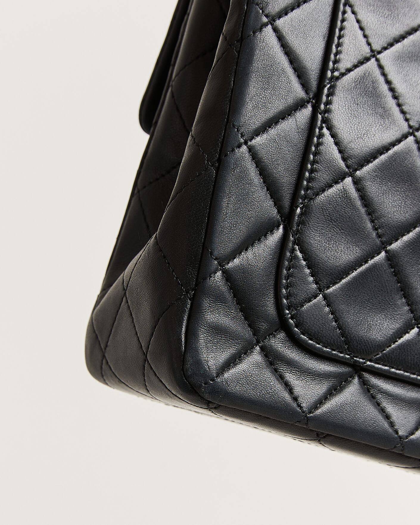 Herre | Pre-Owned & Vintage Bags | Chanel Pre-Owned | Classic Medium Square Double Flap Bag Lambskin Black