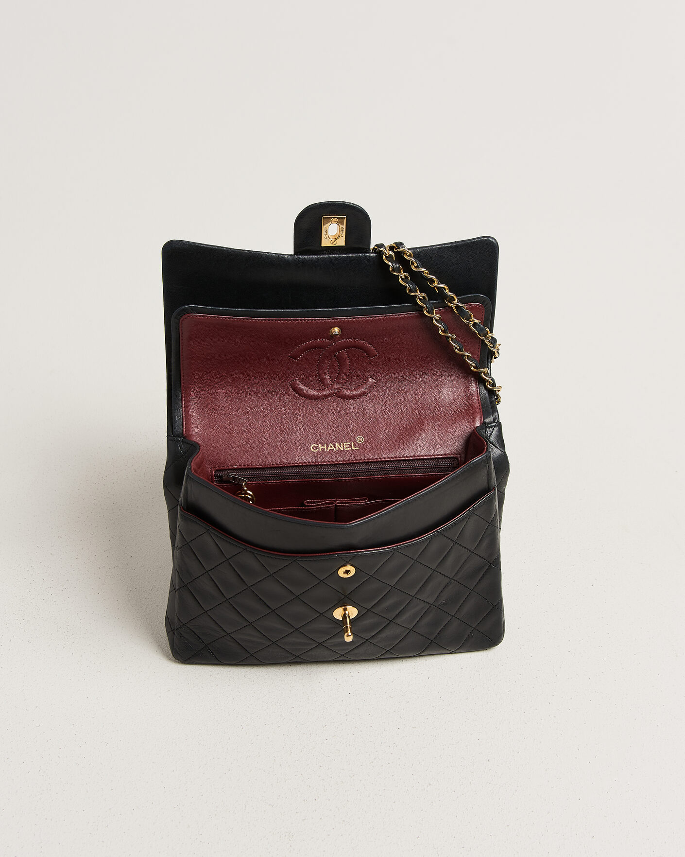 Herre | Pre-Owned & Vintage Bags | Chanel Pre-Owned | Classic Medium Square Double Flap Bag Lambskin Black