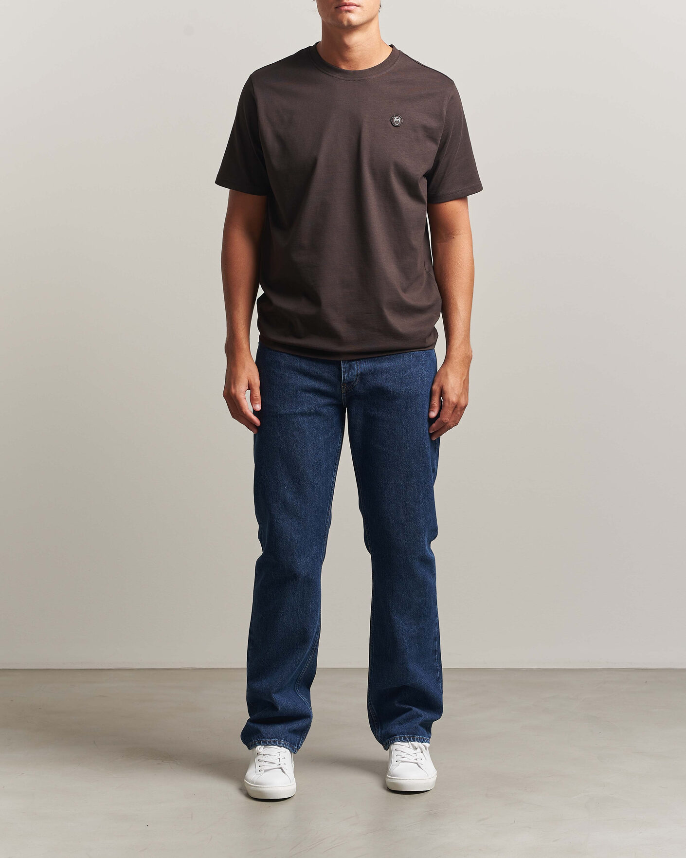Herre | T-Shirts | KnowledgeCotton Apparel | Loke Badge T-Shirt Chocolate Torte