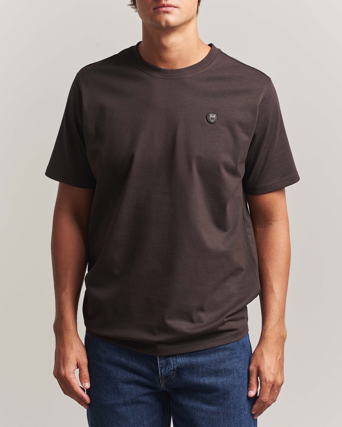 Herre | T-Shirts | KnowledgeCotton Apparel | Loke Badge T-Shirt Chocolate Torte