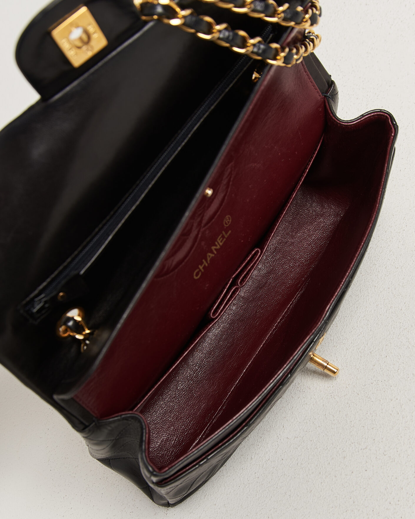 Herre | Pre-Owned & Vintage Bags | Chanel Pre-Owned | Classic Medium Double Flap Bag Lambskin Black
