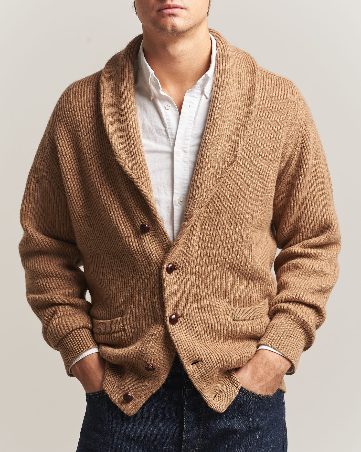 Herre | Gensere | William Lockie | Windsor Camelhair Shawl Cardigan Natural Brown