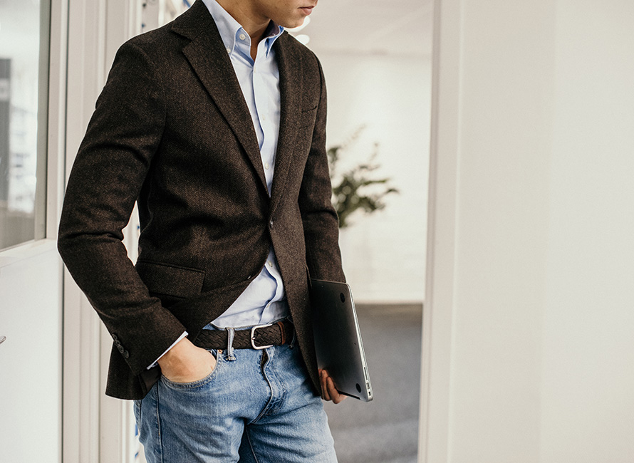 Fint kledd på jobben i jeans og avslappet blazer