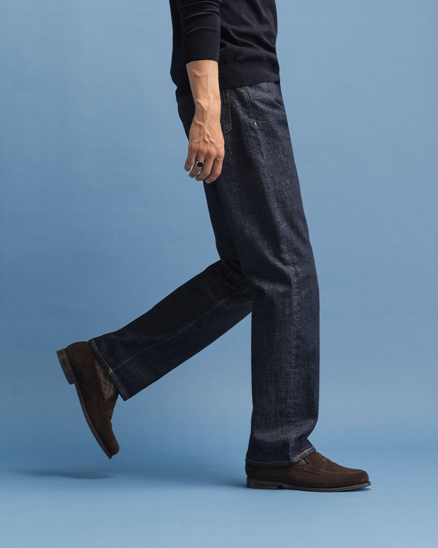 Mørkeblå jeans med brune mokasiner