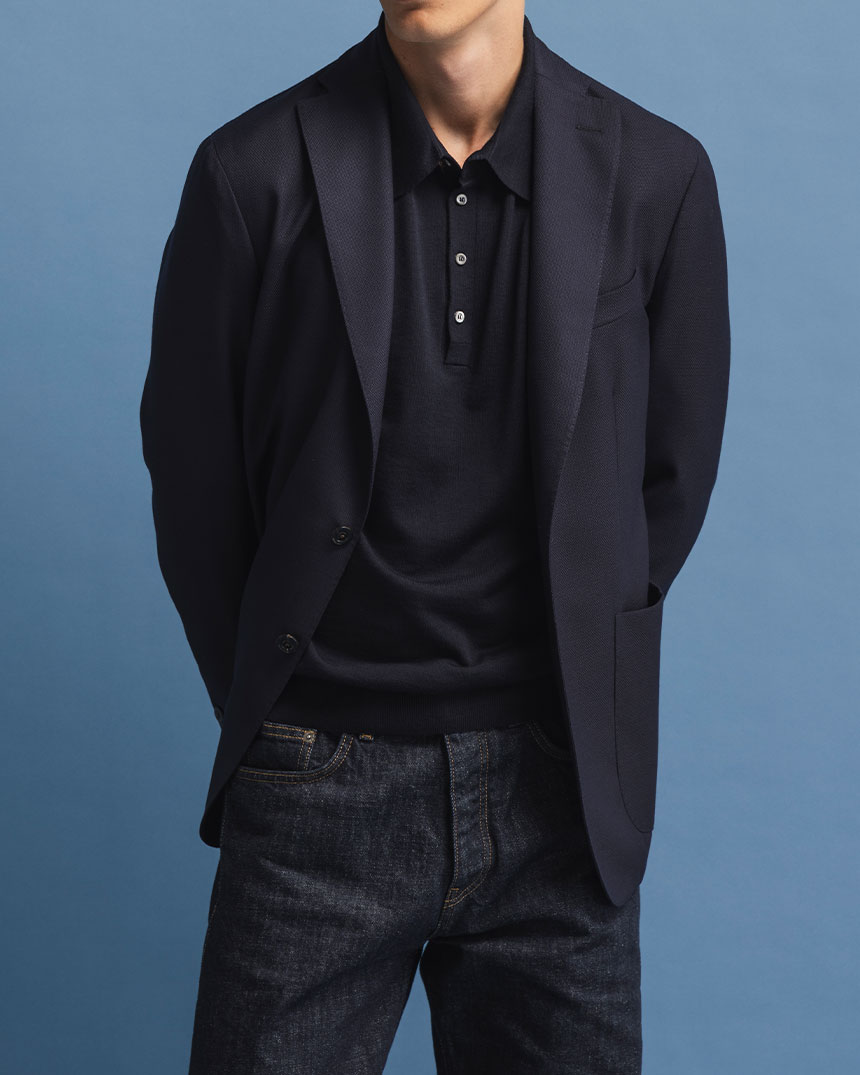 Mørk blå blazer med matchende polotrøye og jeans