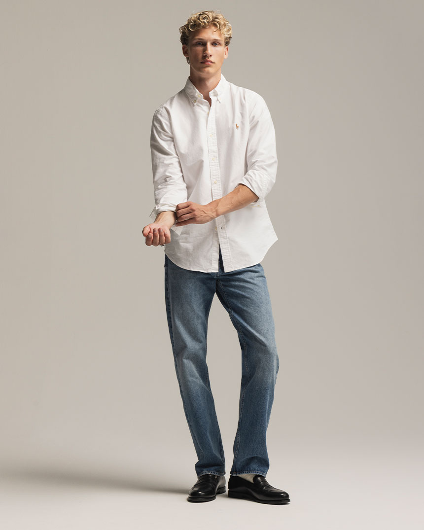 Hvit oxfordskjorte og blå jeans