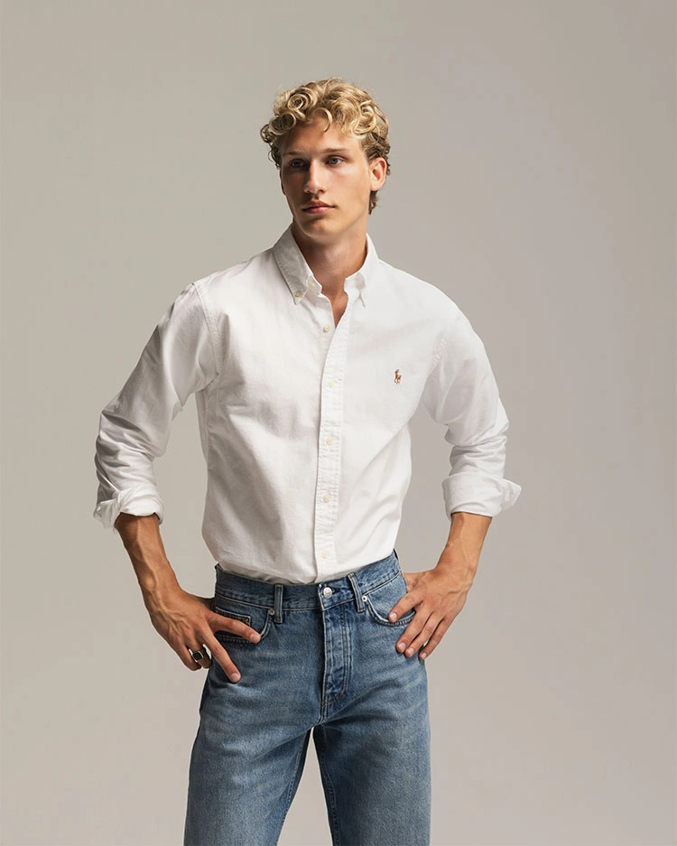 Hvit skjorte i bomull med blå jeans