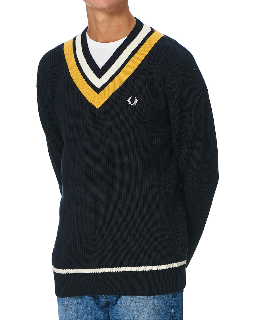 Fred Perry Striped Knitted V-Neck Jumper Navy hos CareOfCarl.no